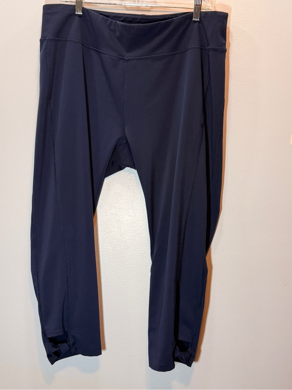 Zenergy by Chicos Navy Performance Leggings with Side Seams and ankle details